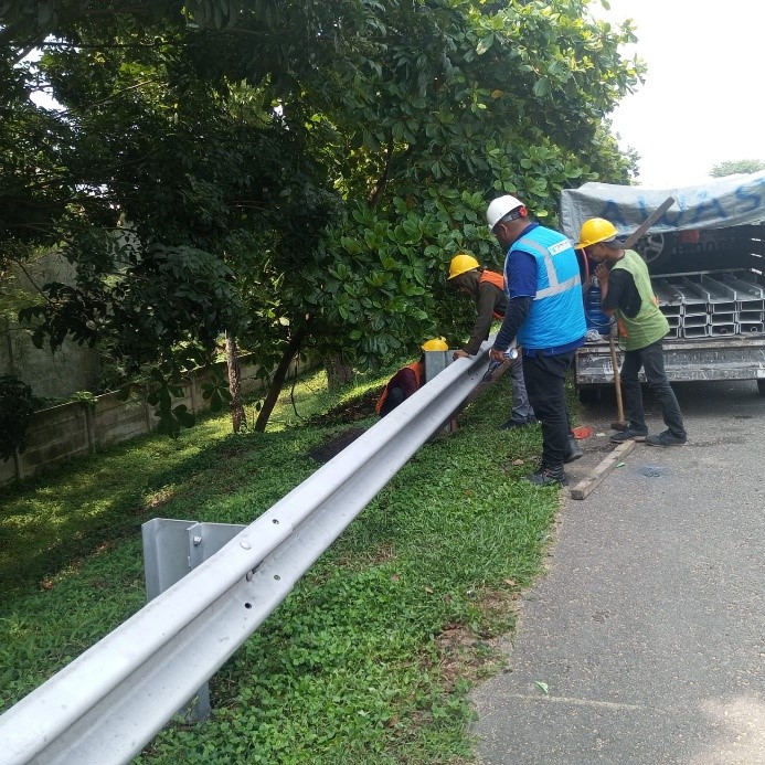 Pembatas Jalan