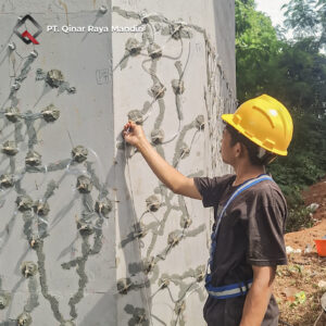 Proses injeksi epoxy pada retakan pier jembatan