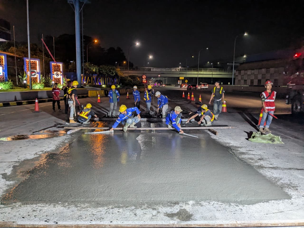 Proses pengerjaan beton fast track pada rekonstruksi jalan tol malam hari