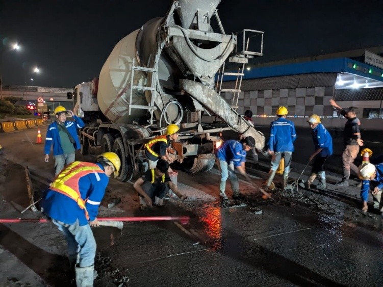 Proses pengerjaan beton fast track pada rekonstruksi jalan tol malam hari