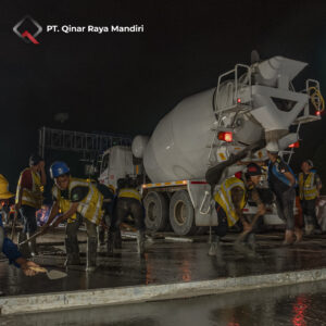 Proses pengerjaan beton fast track pada rekonstruksi jalan tol malam hari
